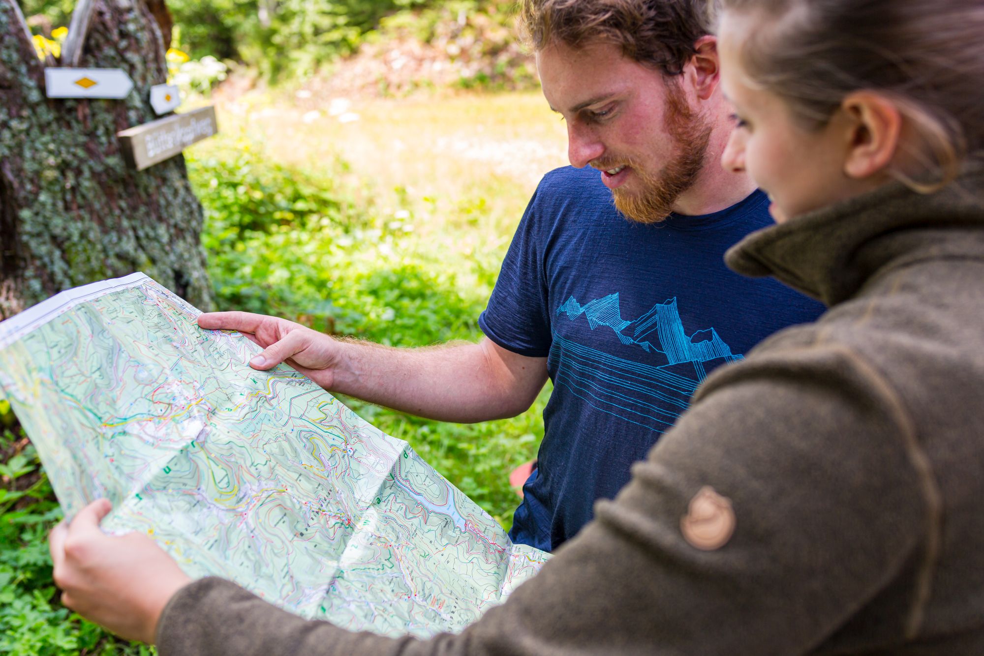 Zwei Personen schauen sich eine Wanderkarte an