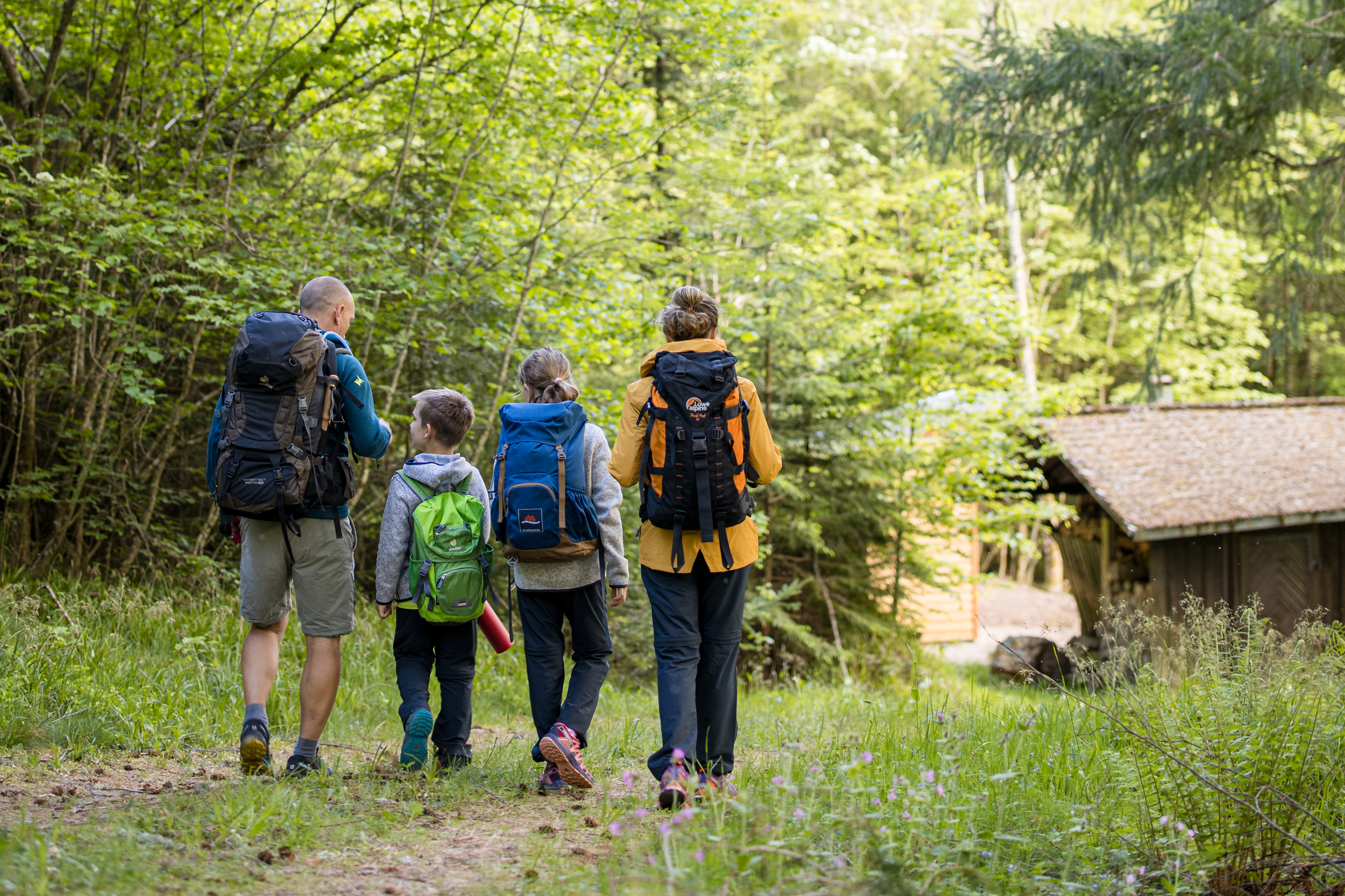 Familie wandert auf Trekking-Camp zu